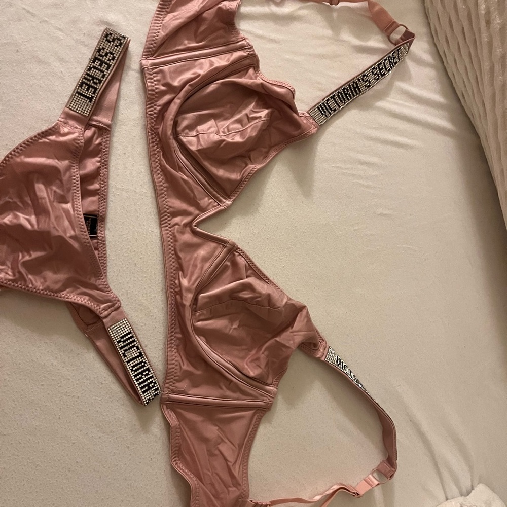 Victoria's Secret set Bombshell Shine
NWT
Strap panty + bra